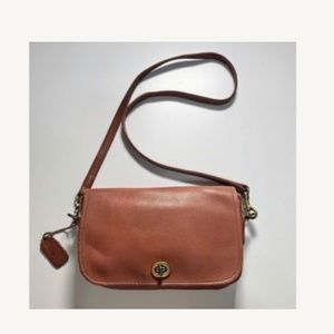 Vintage 80s 90s Tan Leather Flap Shoulder Bag Crossbody Brass Turnlock Hunt Club